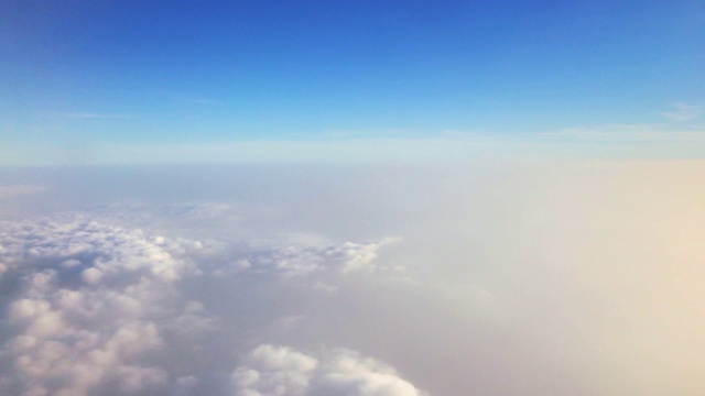 详情图-云层之上-飞行4k