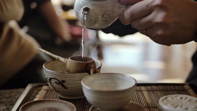 傳統(tǒng)泡茶——將紅茶倒入杯中