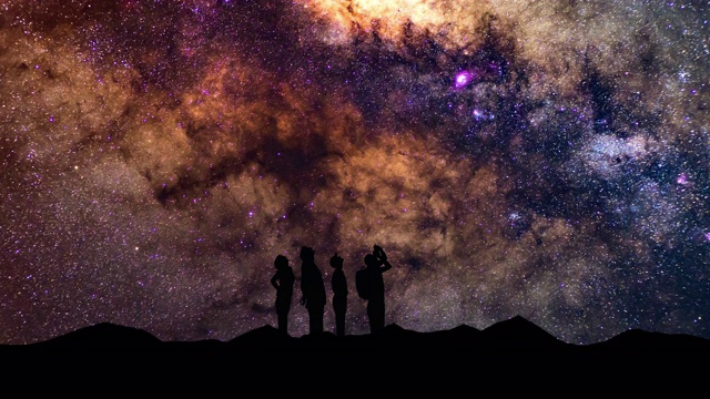 人们仰望星空和银河的剪影