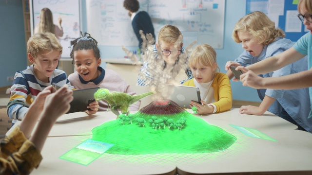 一组学生使用数字平板电脑与增强现实应用程序，看教育3D动画-恐龙行走在活火山岛。特效，特效渲染