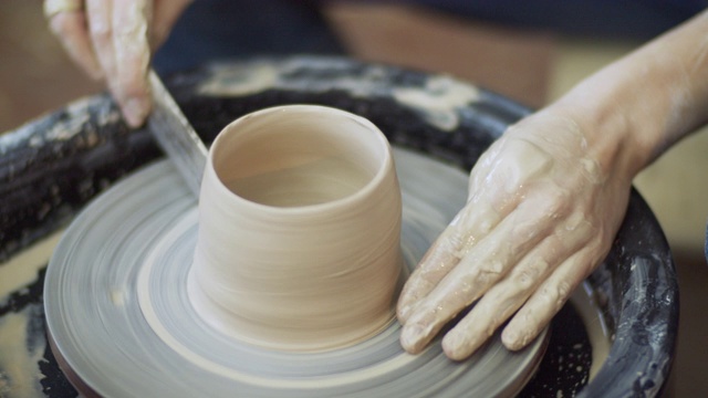 年轻女子在她的陶艺作坊里制作陶瓷，这是一种小型的商业理念