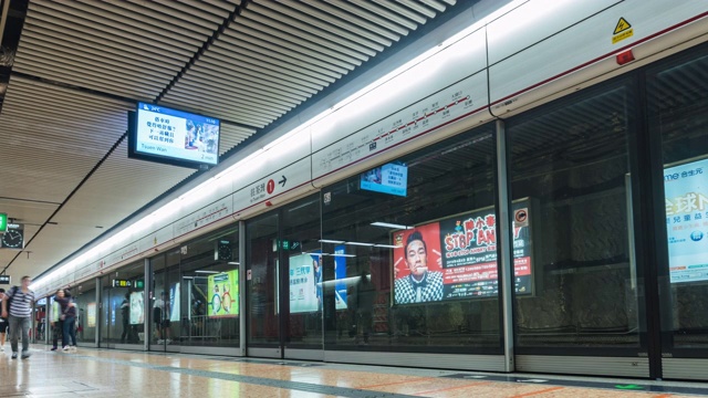 4K时光流逝:香港地铁站的行人、旅客和游客