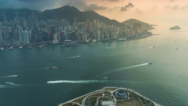 4K时间推移:香港维多利亚港的白天到夜晚的黄昏