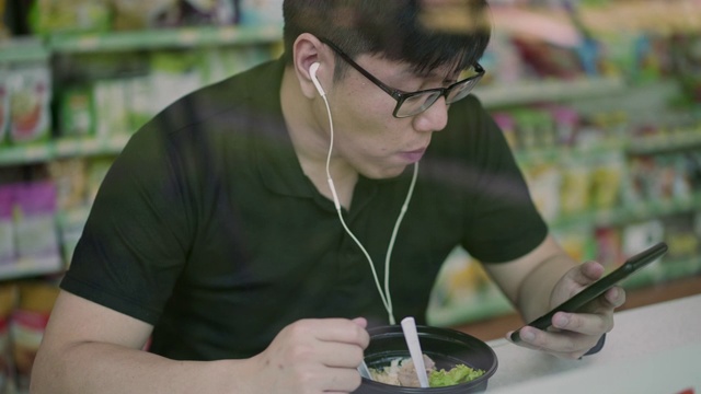 城市生活方式-亚洲人在便利店吃饭