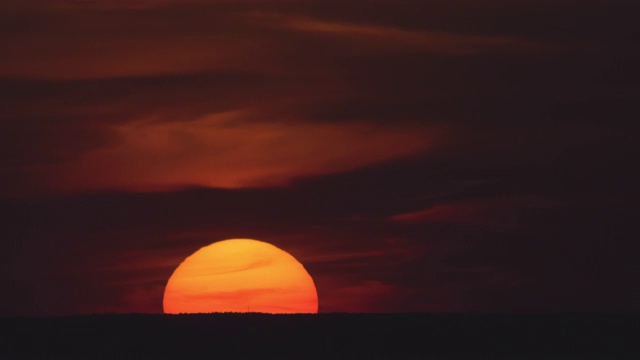 详情图-明亮的日出在夜晚的云的背景。时间流逝