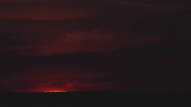 详情图-明亮的日出在夜晚的云的背景。时间流逝