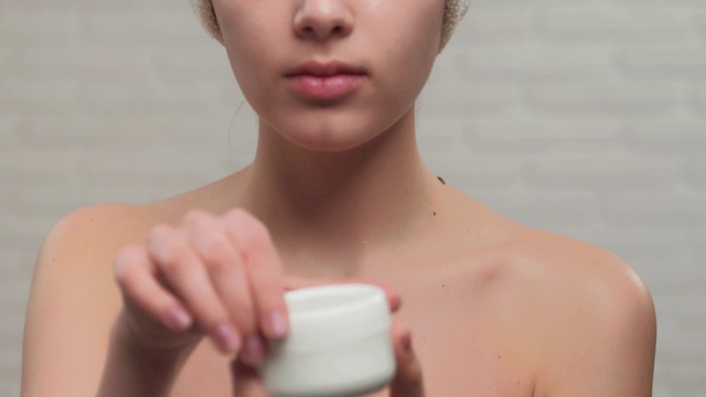 详情图-隐姓埋名的女人在浴巾显示奶油。