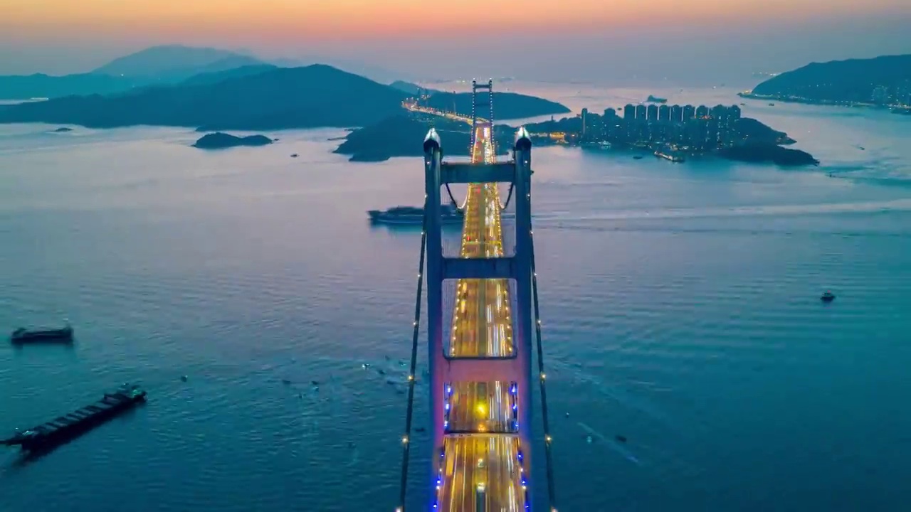 详情图-高空拍摄香港青衣地区青马桥日落时车辆的交通情况。白昼到黑夜的时间流逝