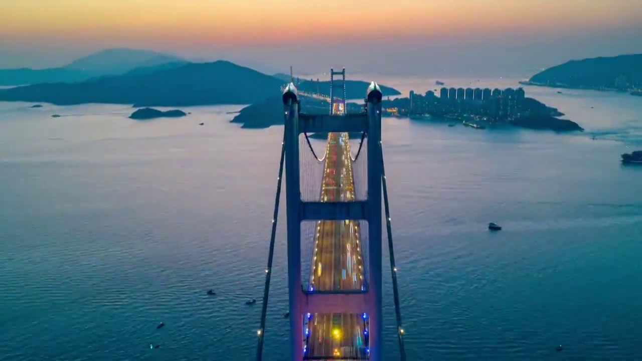 详情图-高空拍摄香港青衣地区青马桥日落时车辆的交通情况。白昼到黑夜的时间流逝