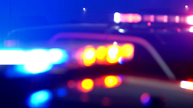 两辆警车的应急灯散焦了