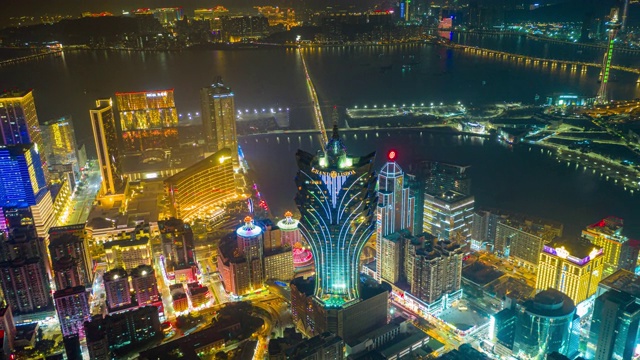 在中国香港岛附近的澳门城市的夜景和摩天大楼