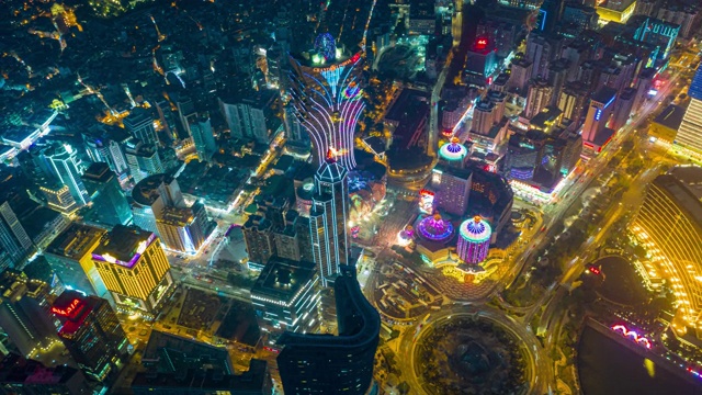 在中国香港岛附近的澳门城市的夜景和摩天大楼