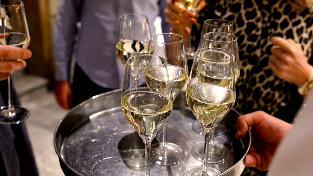 托盘上的香槟酒杯