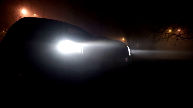 树林里神秘的汽车，恐怖的场景