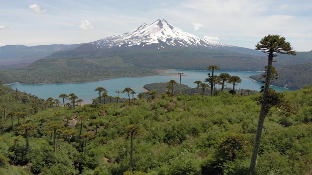 孔吉里奥国家公园里的亚伊马火山和孔吉里奥湖鸟瞰图