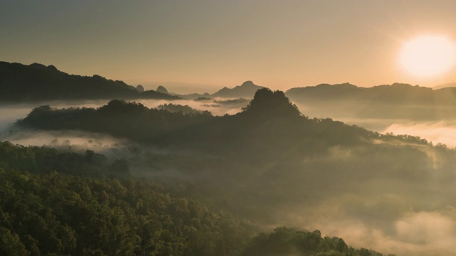 鸟瞰图的雾滚过流动在泰国北部的雨林山，Hyper lapse