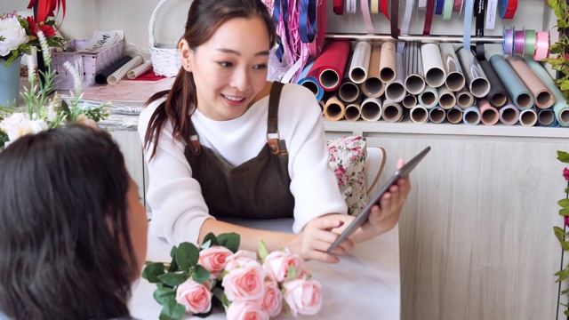 详情图-亚洲女人接到订单准备进店销售，日本女人拥有专业的花店，小的经营理念。