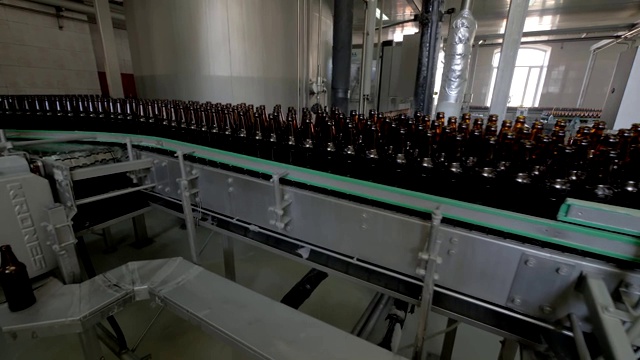 詳情圖-啤酒瓶在啤酒廠裝瓶廠的傳送帶上