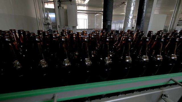 詳情圖-啤酒瓶在啤酒廠裝瓶廠的傳送帶上