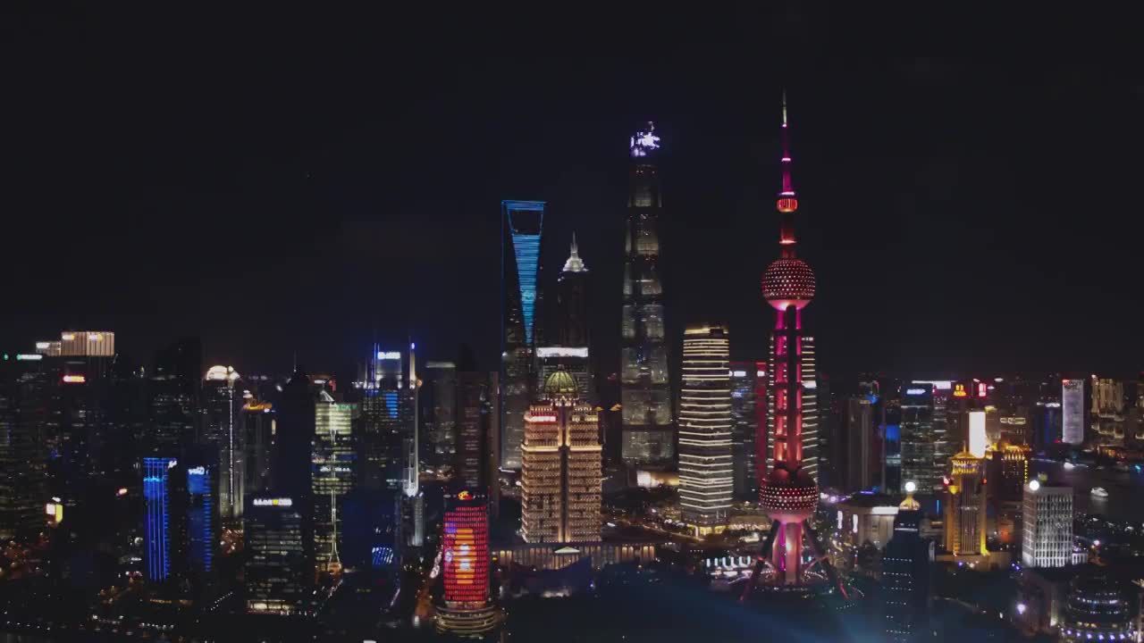 中国上海鸟瞰图。通过5G、智慧城市和通信网络概念、大数据数字城市连接空中城市。