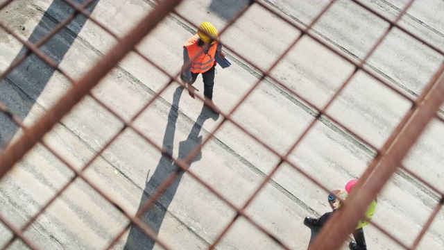 详情图-非洲建筑工地领班问候白人经理