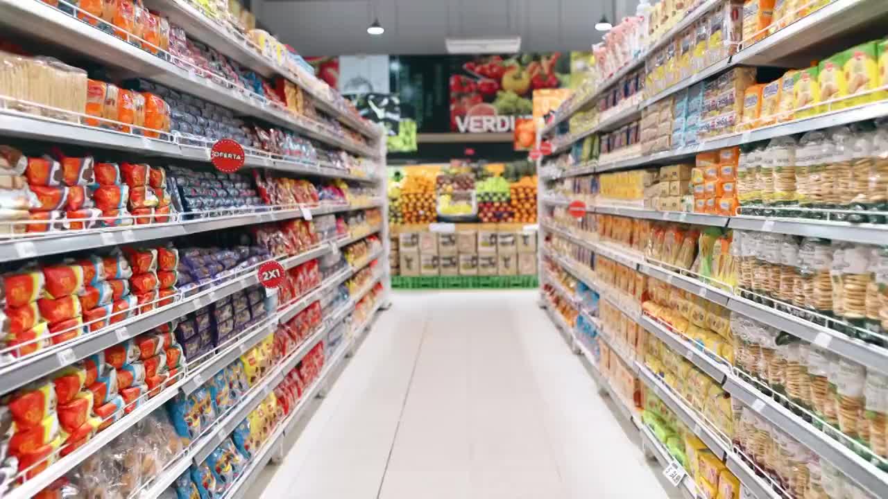 在超市购物