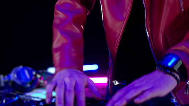 詳情圖-特寫的Dj混音臺(tái)控制器在夜總會(huì)迪斯科派對(duì)。DJ手觸摸按鈕和滑塊播放電子音樂(lè)。驚人的近距離DJ手混合和抓撓音樂(lè)在乙烯基板