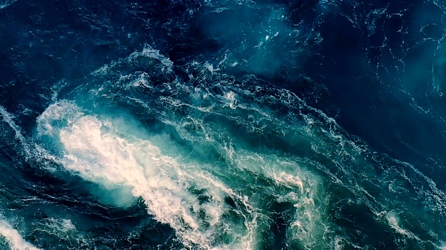 詳情圖-江水和大海的波浪在漲潮和退潮時(shí)相遇。