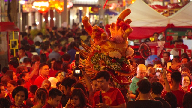 4 k slowmotion。中国的灯笼和舞龙在中国新年。