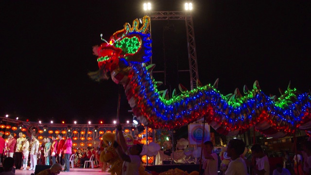 4 k slowmotion。中国的灯笼和舞龙在中国新年。