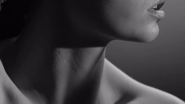 詳情圖-美麗的女人面對近工作室。時尚視頻。緩慢的運動。