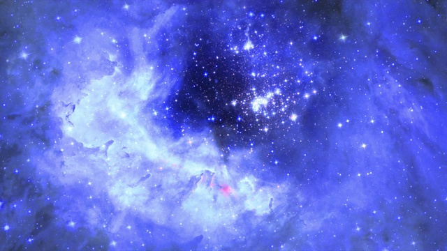 在云和气体的背景下，星星从观众身边飞过。计算机生成的蓝色空间背景。镜头掠过一片星空。