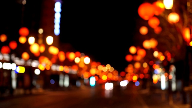 詳情圖-多色燈光在夜晚的失焦鏡頭