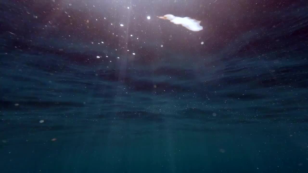 阳光透过洋面照射到水下的海面