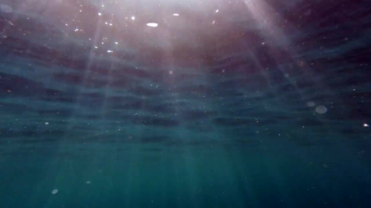 详情图-阳光透过洋面照射到水下的海面