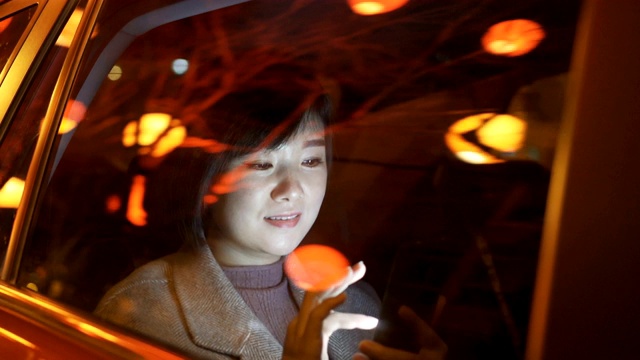 詳情圖-晚上坐在汽車后座上的女人