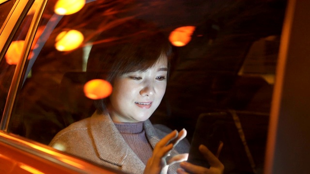 詳情圖-晚上坐在汽車后座上的女人