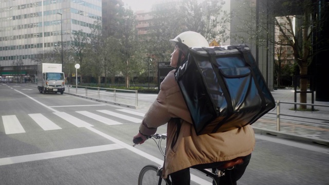 日本女食品快递员在东京送餐(慢镜头)