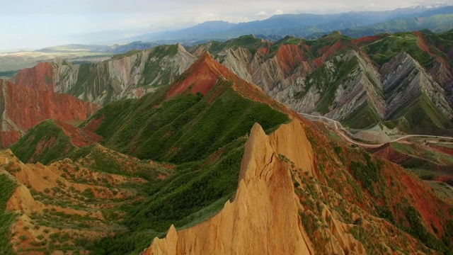 中国新疆天山丹霞地貌鸟瞰图。