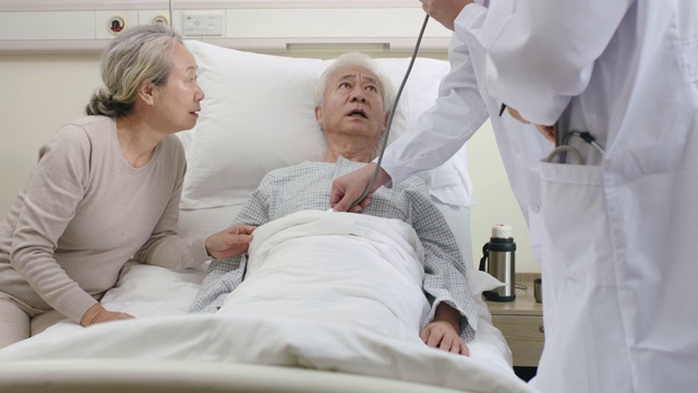 詳情圖-年輕的亞洲醫(yī)生在醫(yī)院病房檢查老年病人