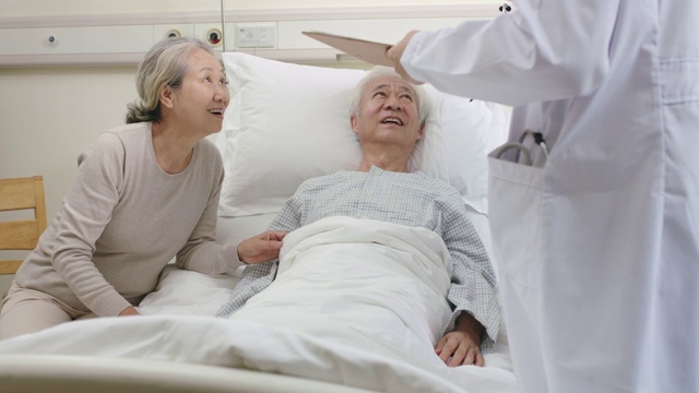 詳情圖-年輕的亞洲醫(yī)生在醫(yī)院病房檢查老年病人