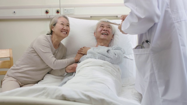詳情圖-年輕的亞洲醫(yī)生在醫(yī)院病房檢查老年病人