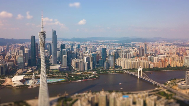 阳光明媚的一天广州市区珠江广州塔侧架空倾斜移位全景4k时间推移中国
