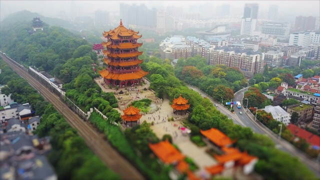 武汉市白天时间著名的黄鹤寺交通道路空中全景4k倾斜移位中国