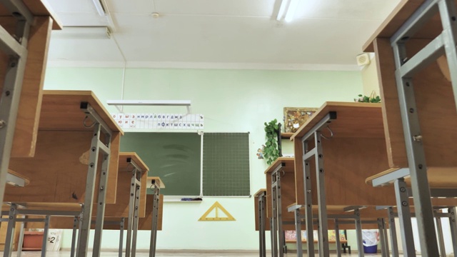 空教室与木制课桌和绿色黑板在学校