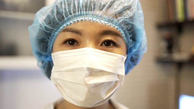 CU女医生的肖像与面具，中国。