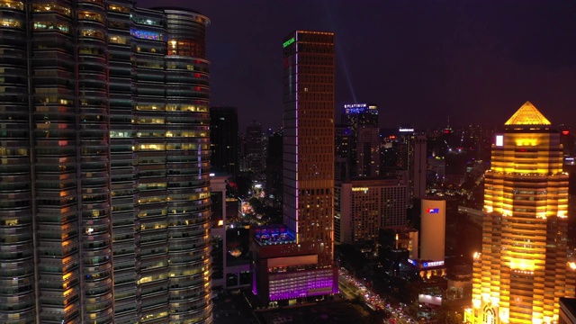 夜景:吉隆坡市中心著名塔楼立面，4k马来西亚航拍全景