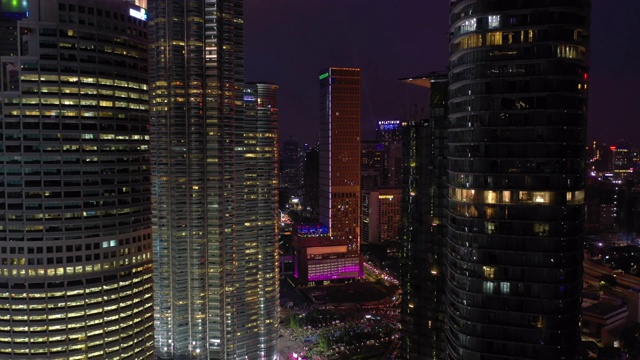 详情图-夜景:吉隆坡市中心著名塔楼立面,4k马来西亚航拍全景