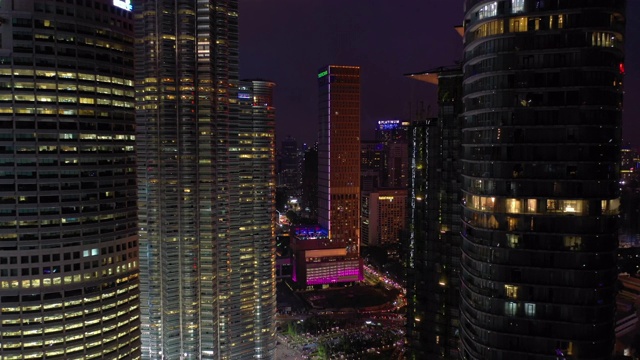 详情图-夜景:吉隆坡市中心著名塔楼立面,4k马来西亚航拍全景
