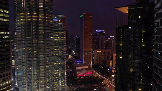 详情图-夜景:吉隆坡市中心著名塔楼立面,4k马来西亚航拍全景